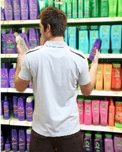 Homem comprando Shampoo