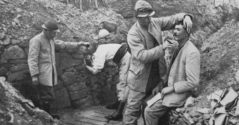Poilu é um termo informal e amigável utilizado para indicar membros da infantaria francesa da Primeira Guerra Mundial. A tradução literal é "peludo". Soldados franceses ajudam os companheiros a fazer a barba e se lavar nas trincheiras da Primeira Guerra Mundial. A foto foi divulgada pelo museu francês Historial de Péronne.