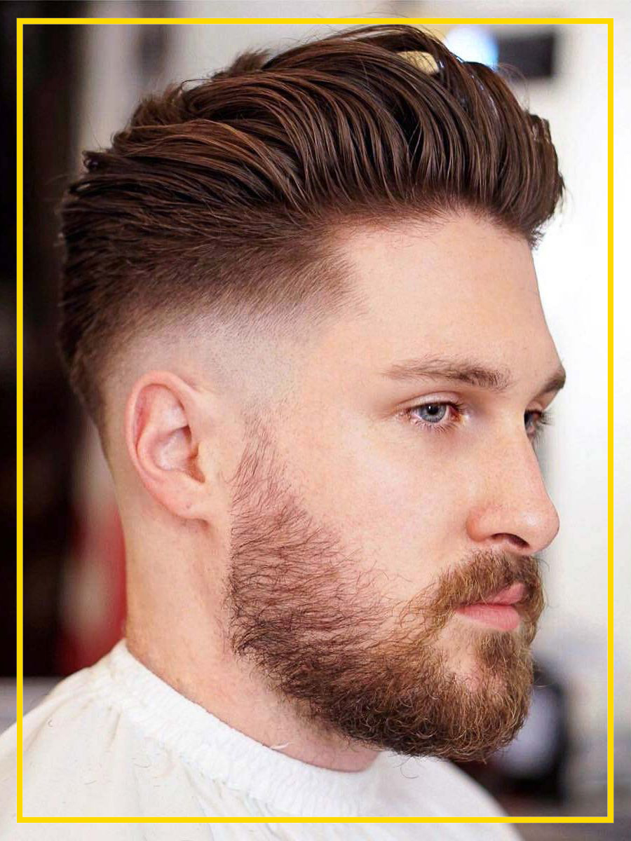 Ducktail curto com fade e barba preenchida