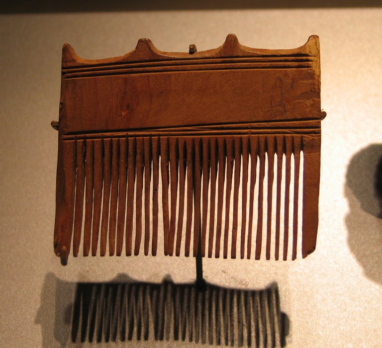 Pente de madeira datado da 18º dinastia