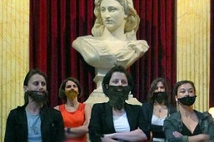 Feministas francesas protestam de forma bem humorada