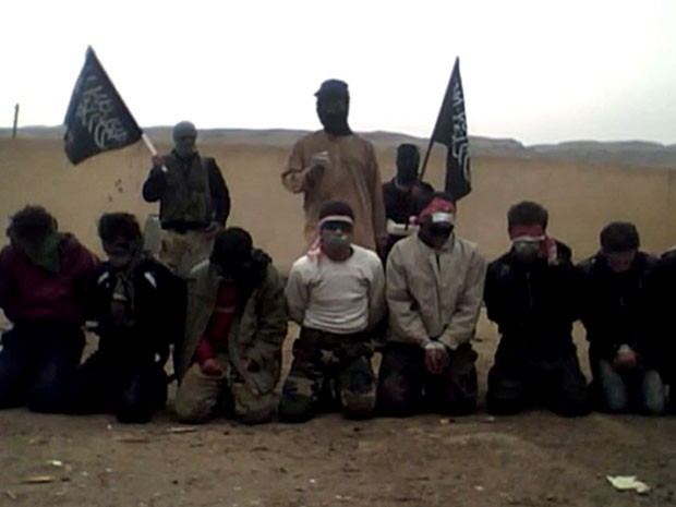 Jihadistas executam homens na Siria (Foto: AFP)