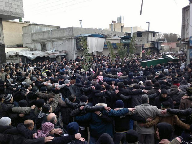 Manifestantes antigoverno acompanham enterro de civis mortos por forças sírias, nesta segunda (20), em Damasco (Foto: AP)