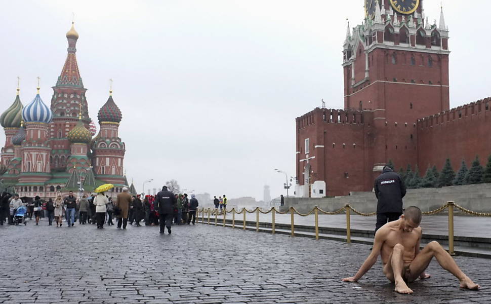 Pintor russo é internado após pregar seus testículos no chão