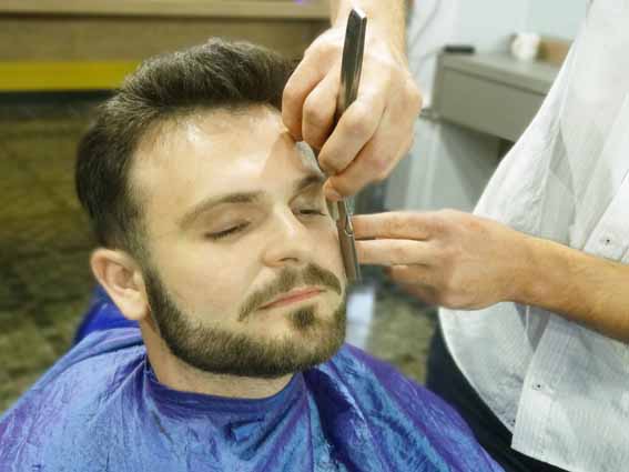 O Barbeiro Cristiano Franzener desenha a barba.Felipe Pian   
